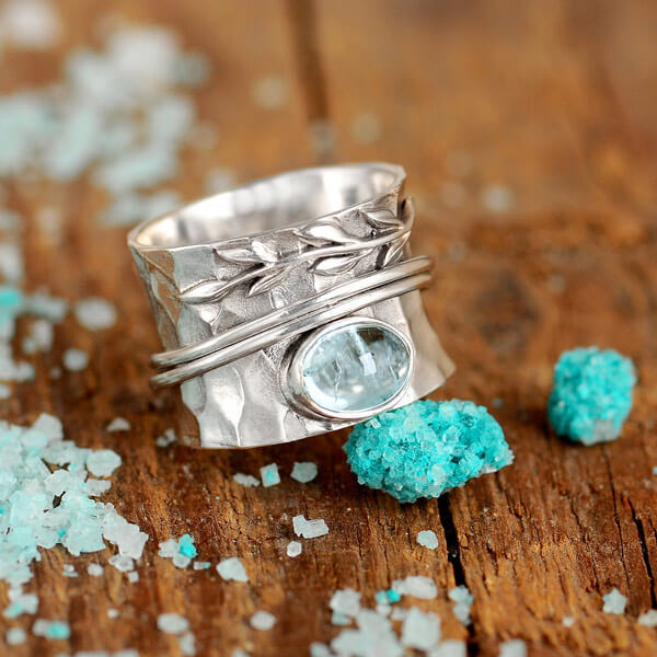 Bague Vintage Argent Ornée d’un Cristal Incrusté