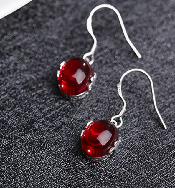 Boucles d’Oreilles Vintage Serties d’un Cristal Rouge