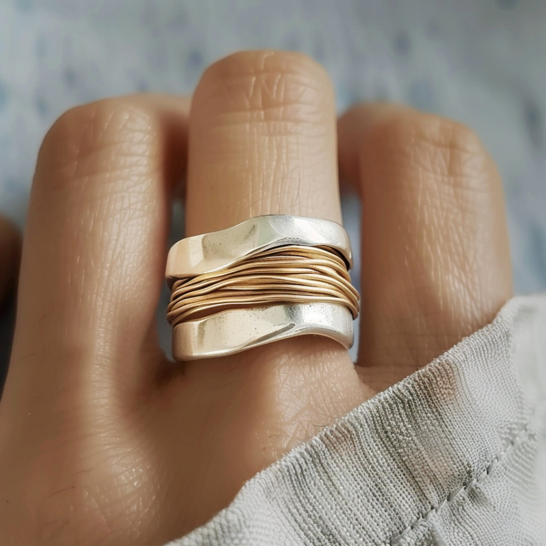 Bague argentée avec fil doré