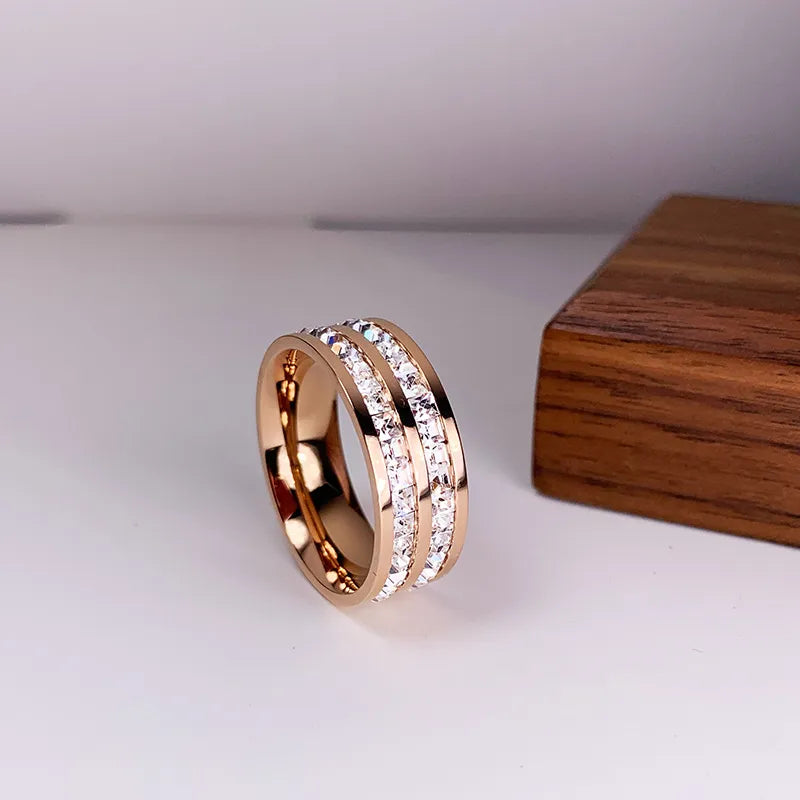 Élégante Bague Sertie de Doubles Zircons