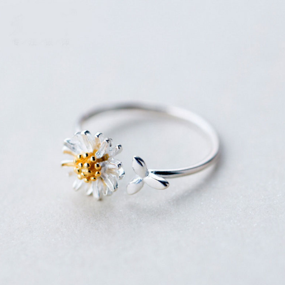 Adjustable 925 silver ring with a beautiful hand-painted daisy