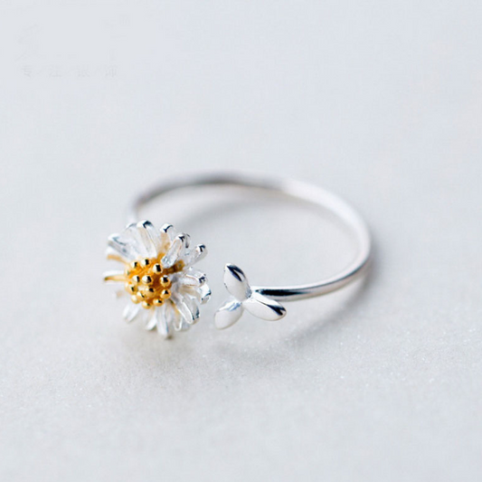 Adjustable 925 silver ring with a beautiful hand-painted daisy