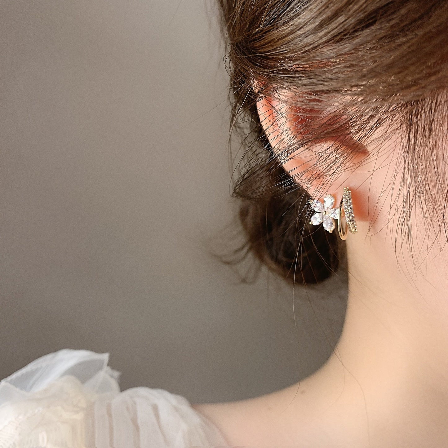 Boucles d’Oreilles Fleur en Or Ornées de Zircons