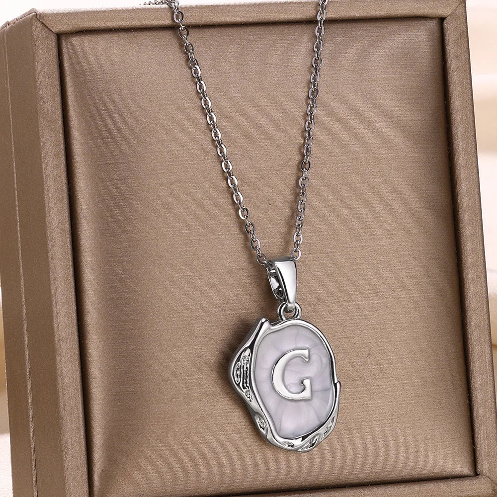 Collier océan plaqué or 18 carats avec initiales au fond de la mer