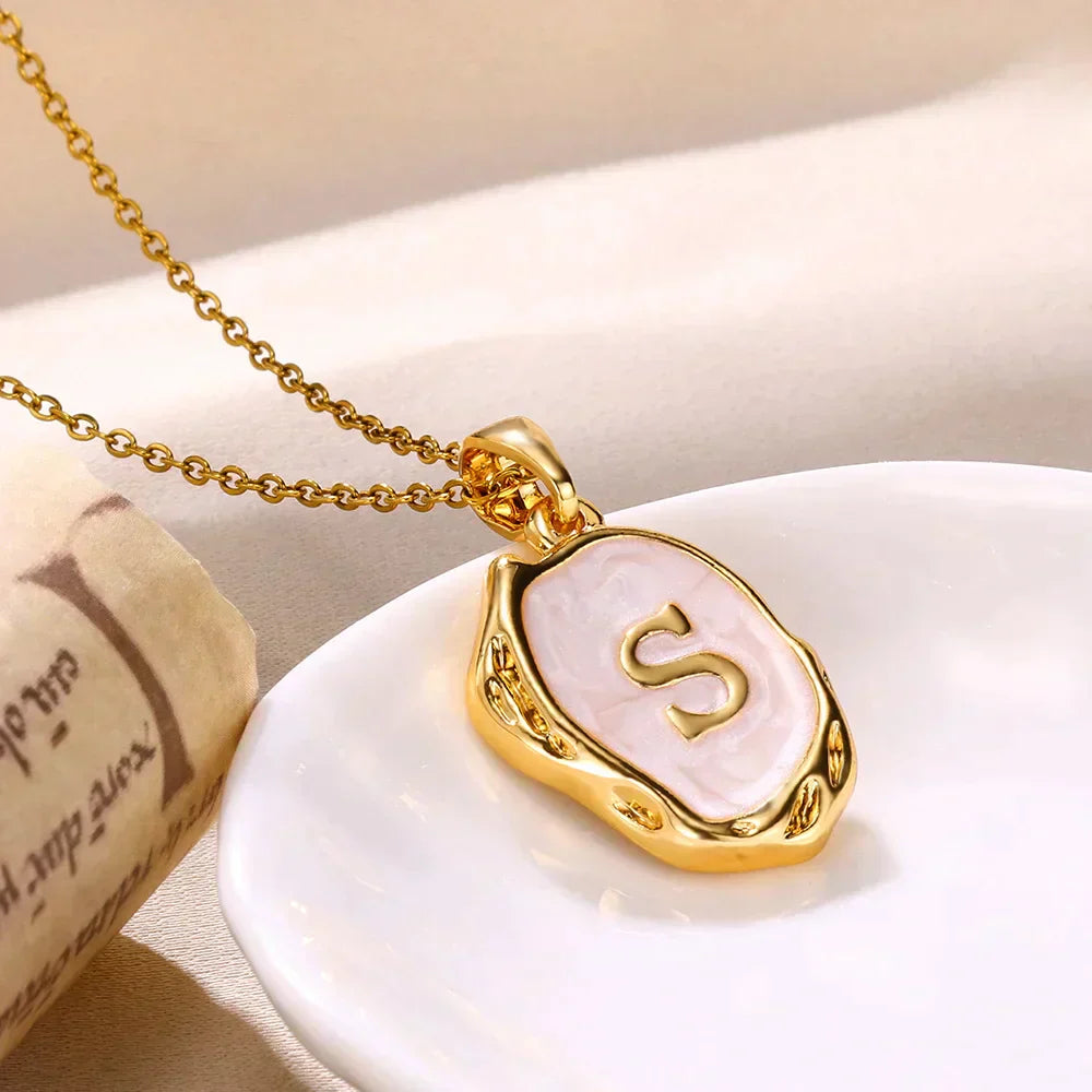 Collier océan plaqué or 18 carats avec initiales au fond de la mer