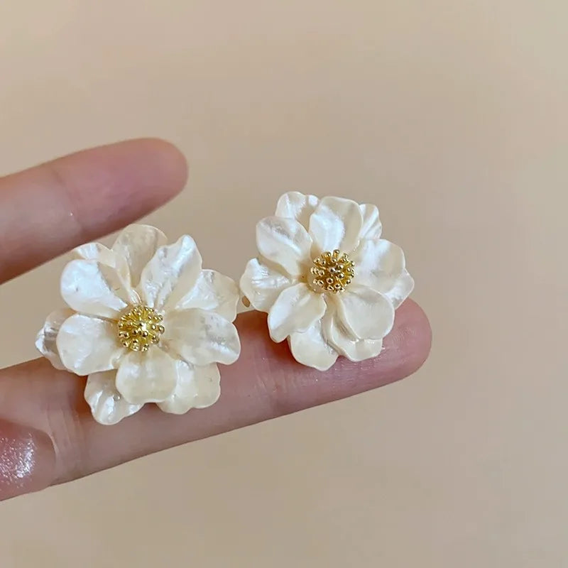 Fleur Éclat™ | Boucles d'oreilles chic en acrylique