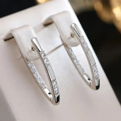 Boucles d'oreilles sophistiquées avec des pierres de zirconia